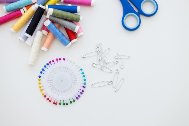 Materiales de bordado organizados